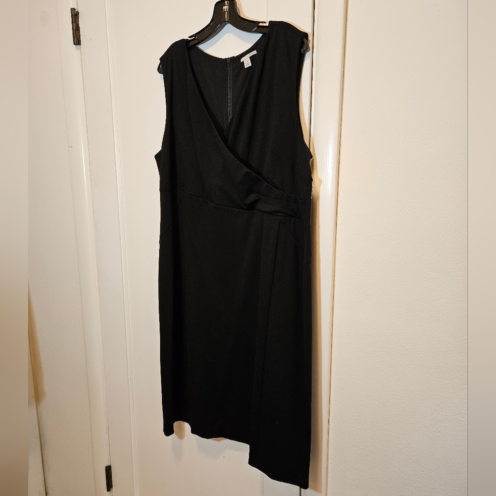 NWT Halogen v-neck sleeveless little black dress